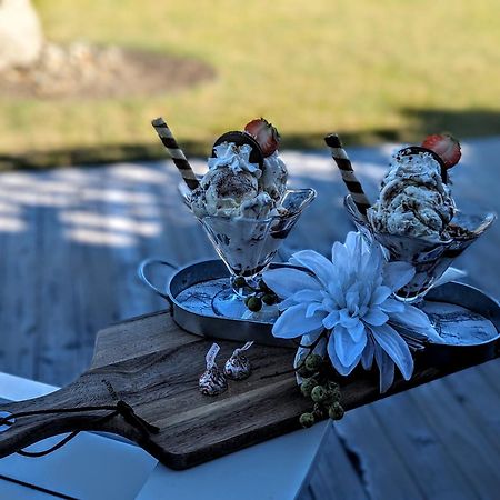 Autumn Lane B&B, Farmhouse Elegance & Stunning Lakeviews West Kelowna Eksteriør billede