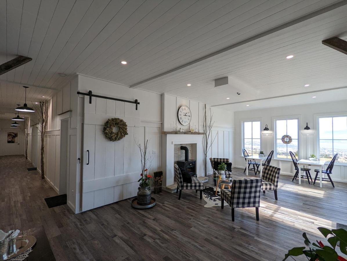 Autumn Lane B&B, Farmhouse Elegance & Stunning Lakeviews West Kelowna Eksteriør billede