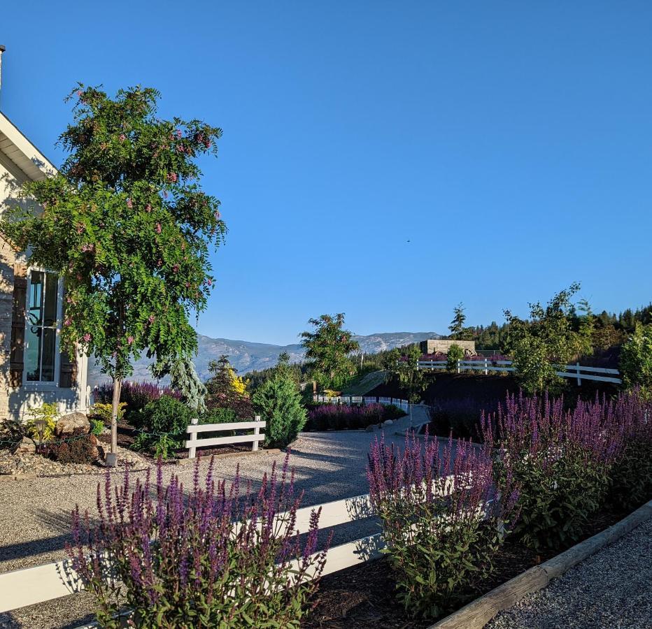 Autumn Lane B&B, Farmhouse Elegance & Stunning Lakeviews West Kelowna Eksteriør billede