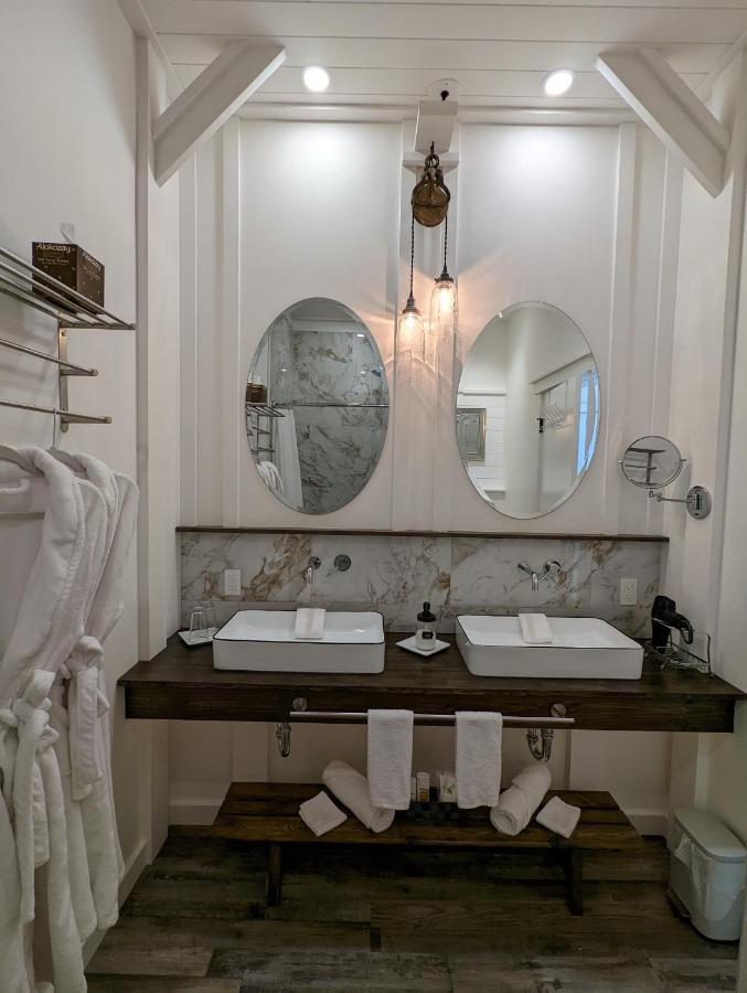 Autumn Lane B&B, Farmhouse Elegance & Stunning Lakeviews West Kelowna Eksteriør billede
