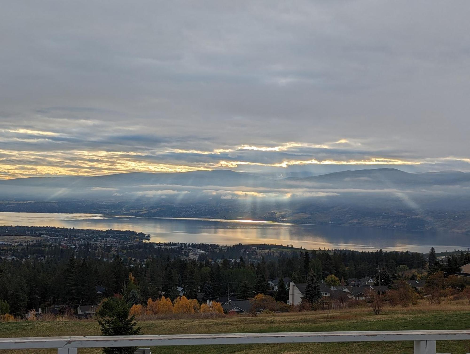 Autumn Lane B&B, Farmhouse Elegance & Stunning Lakeviews West Kelowna Eksteriør billede