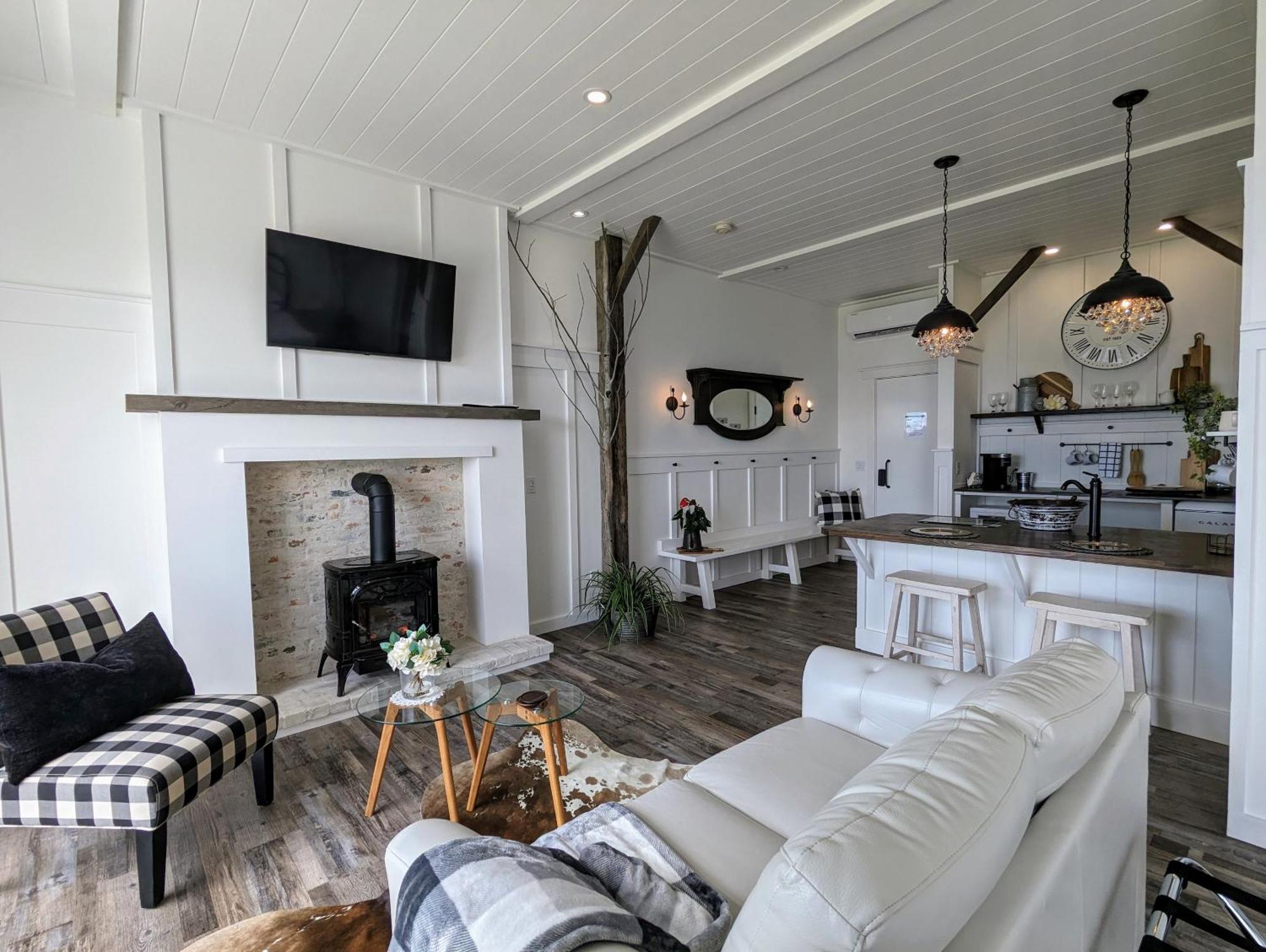 Autumn Lane B&B, Farmhouse Elegance & Stunning Lakeviews West Kelowna Eksteriør billede