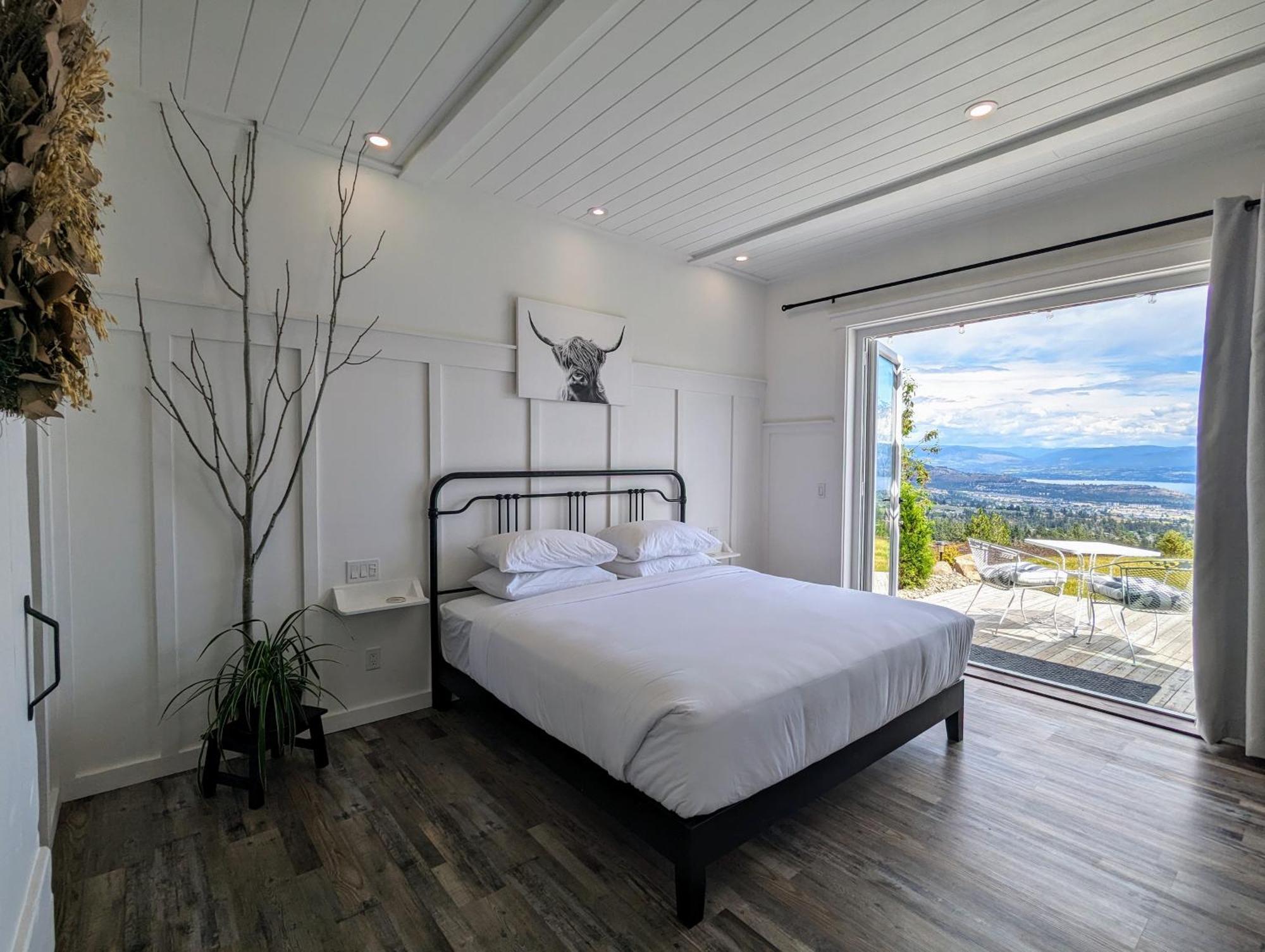 Autumn Lane B&B, Farmhouse Elegance & Stunning Lakeviews West Kelowna Eksteriør billede