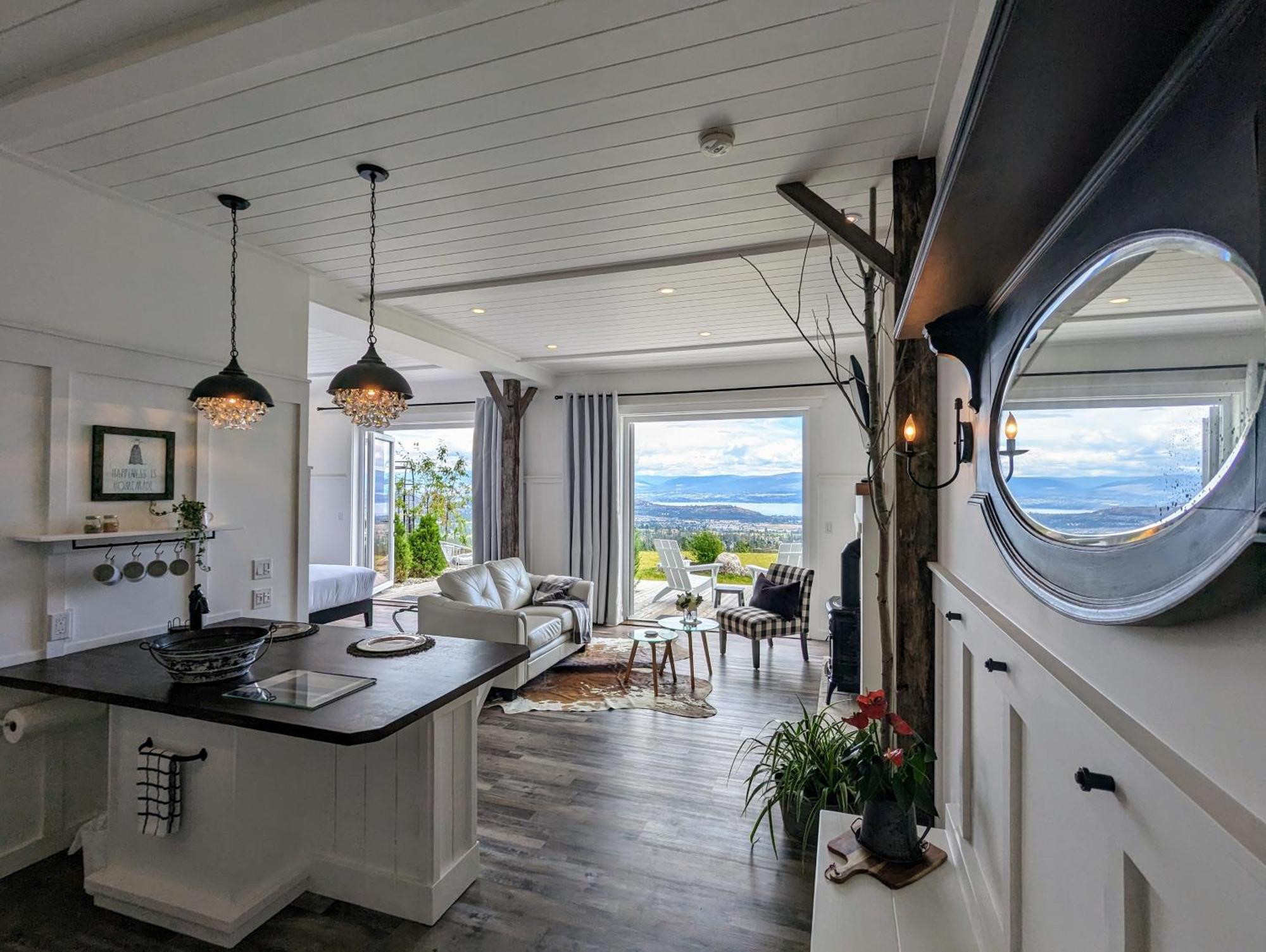 Autumn Lane B&B, Farmhouse Elegance & Stunning Lakeviews West Kelowna Eksteriør billede
