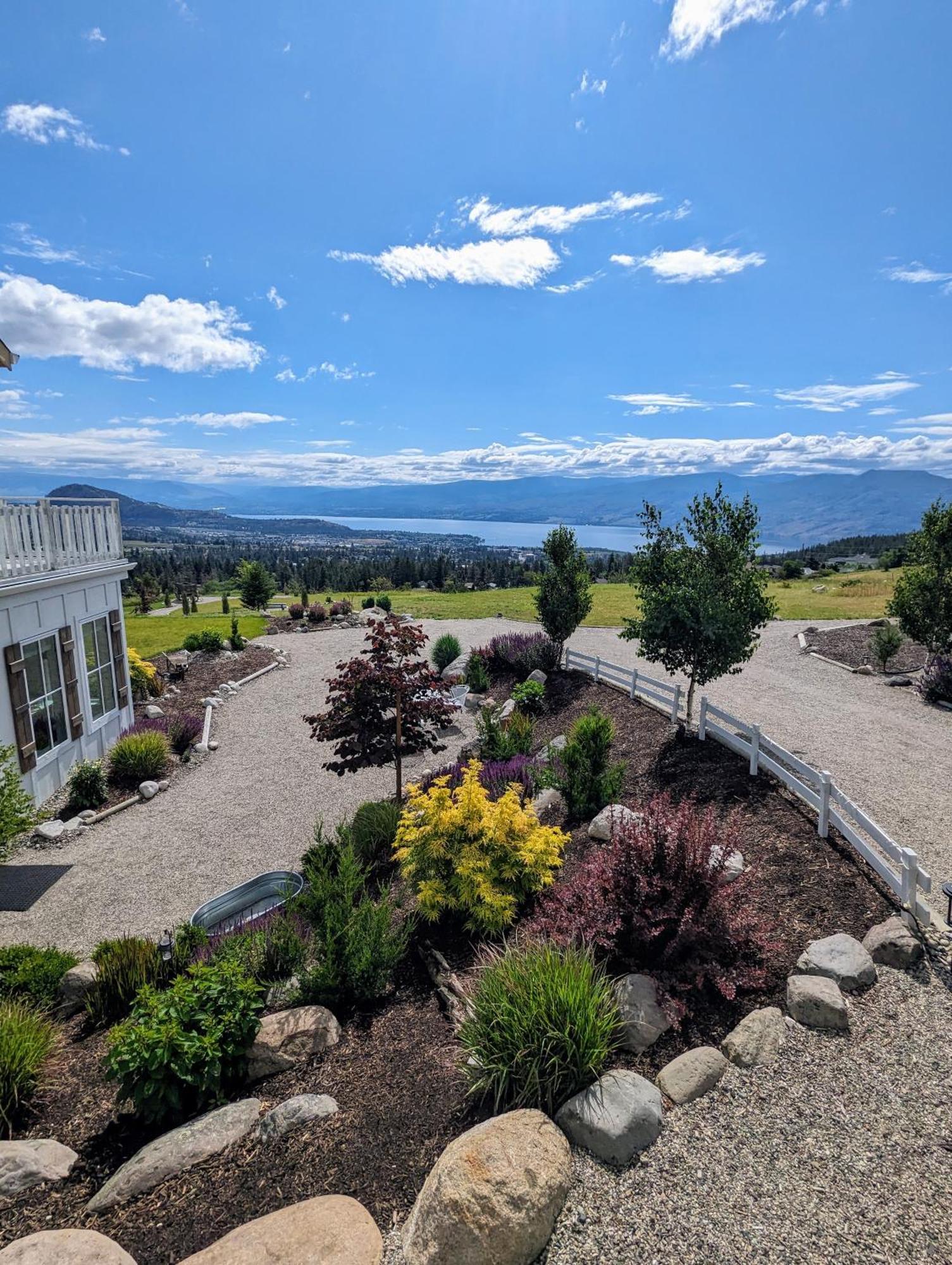 Autumn Lane B&B, Farmhouse Elegance & Stunning Lakeviews West Kelowna Eksteriør billede
