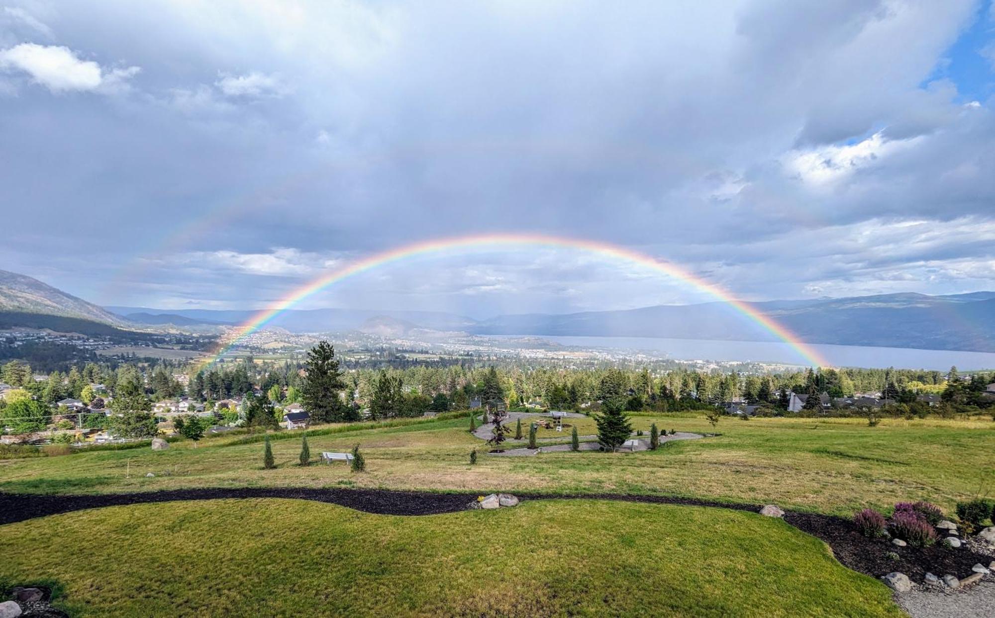 Autumn Lane B&B, Farmhouse Elegance & Stunning Lakeviews West Kelowna Eksteriør billede
