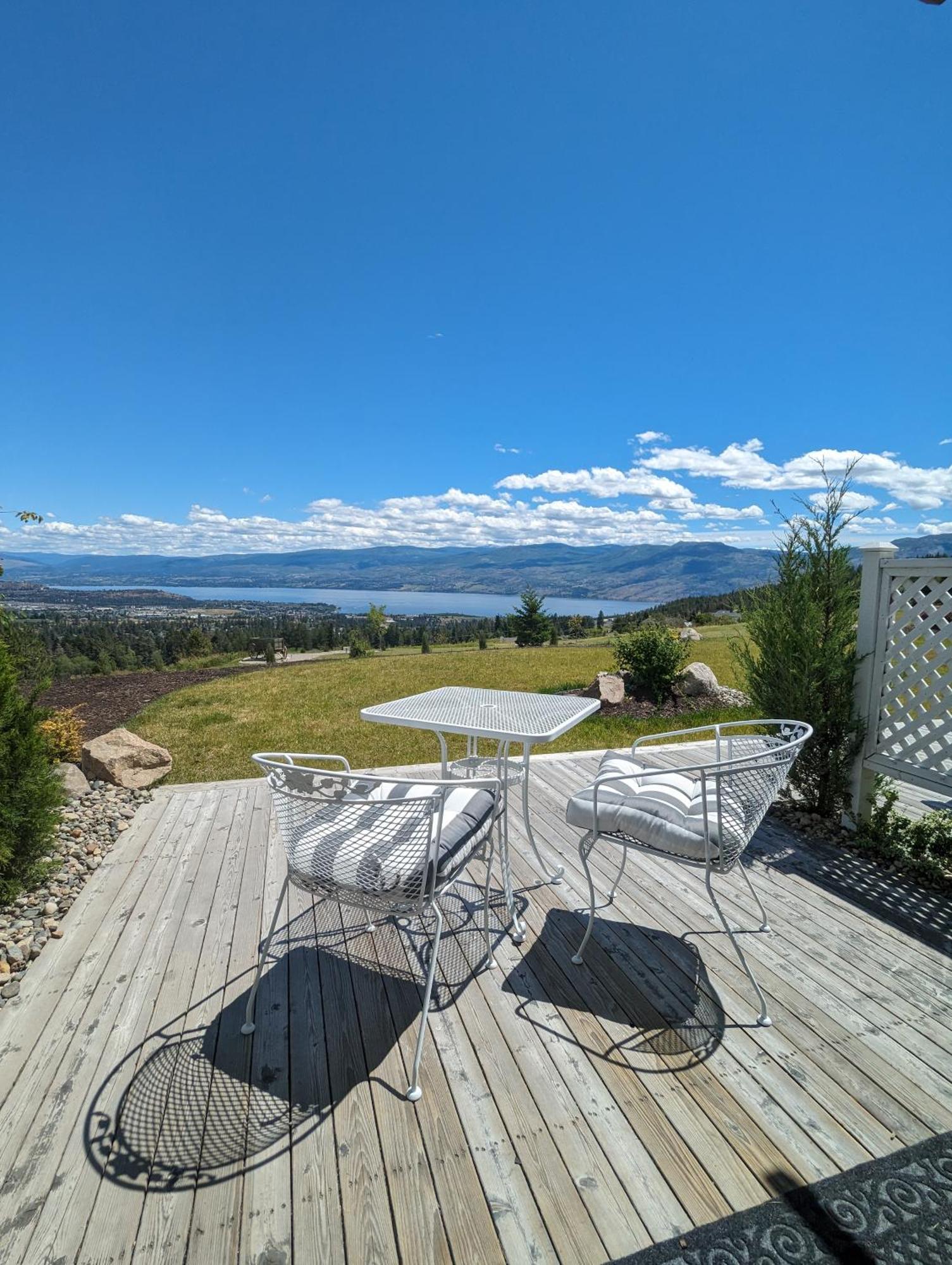 Autumn Lane B&B, Farmhouse Elegance & Stunning Lakeviews West Kelowna Eksteriør billede