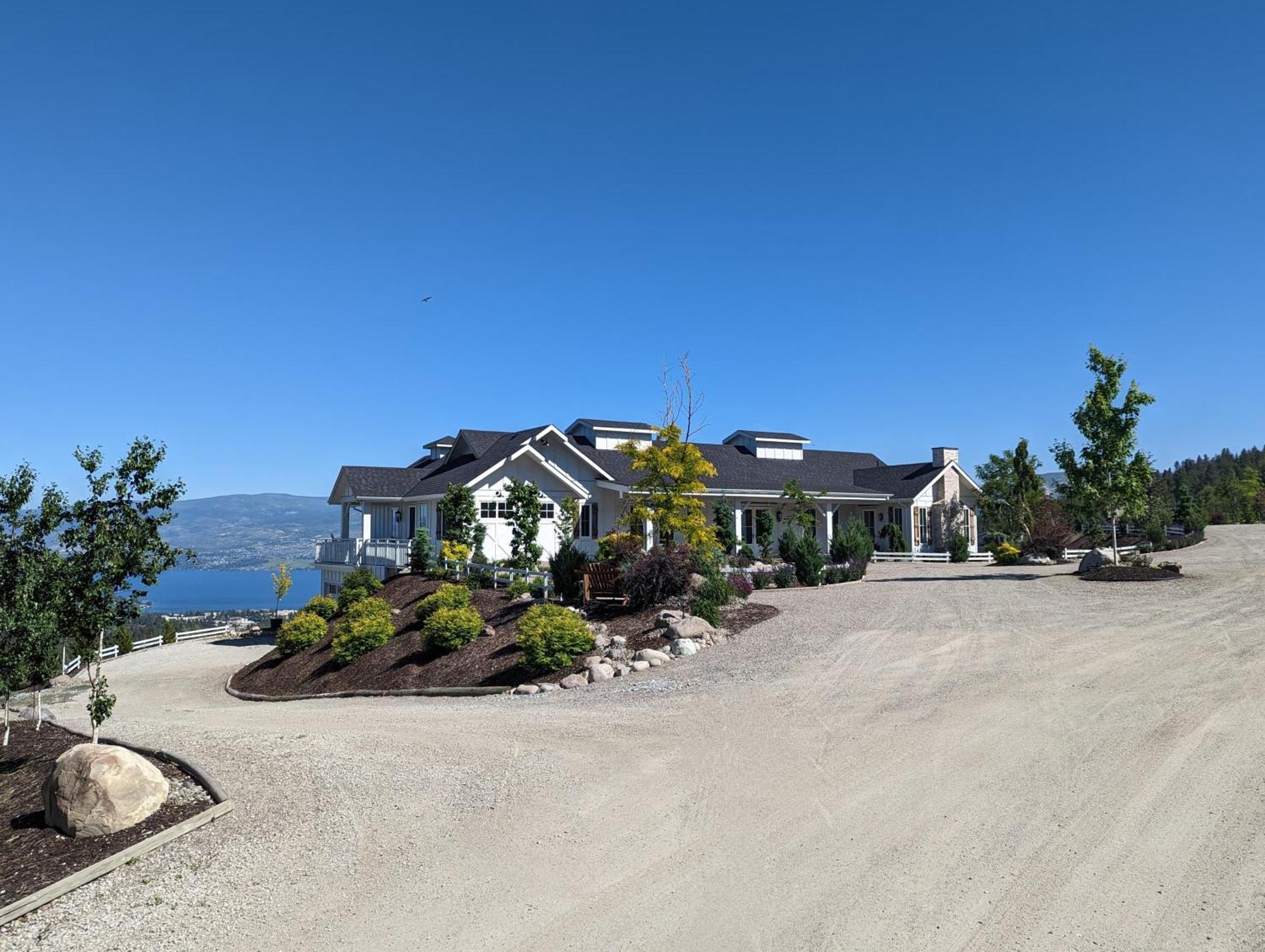 Autumn Lane B&B, Farmhouse Elegance & Stunning Lakeviews West Kelowna Eksteriør billede