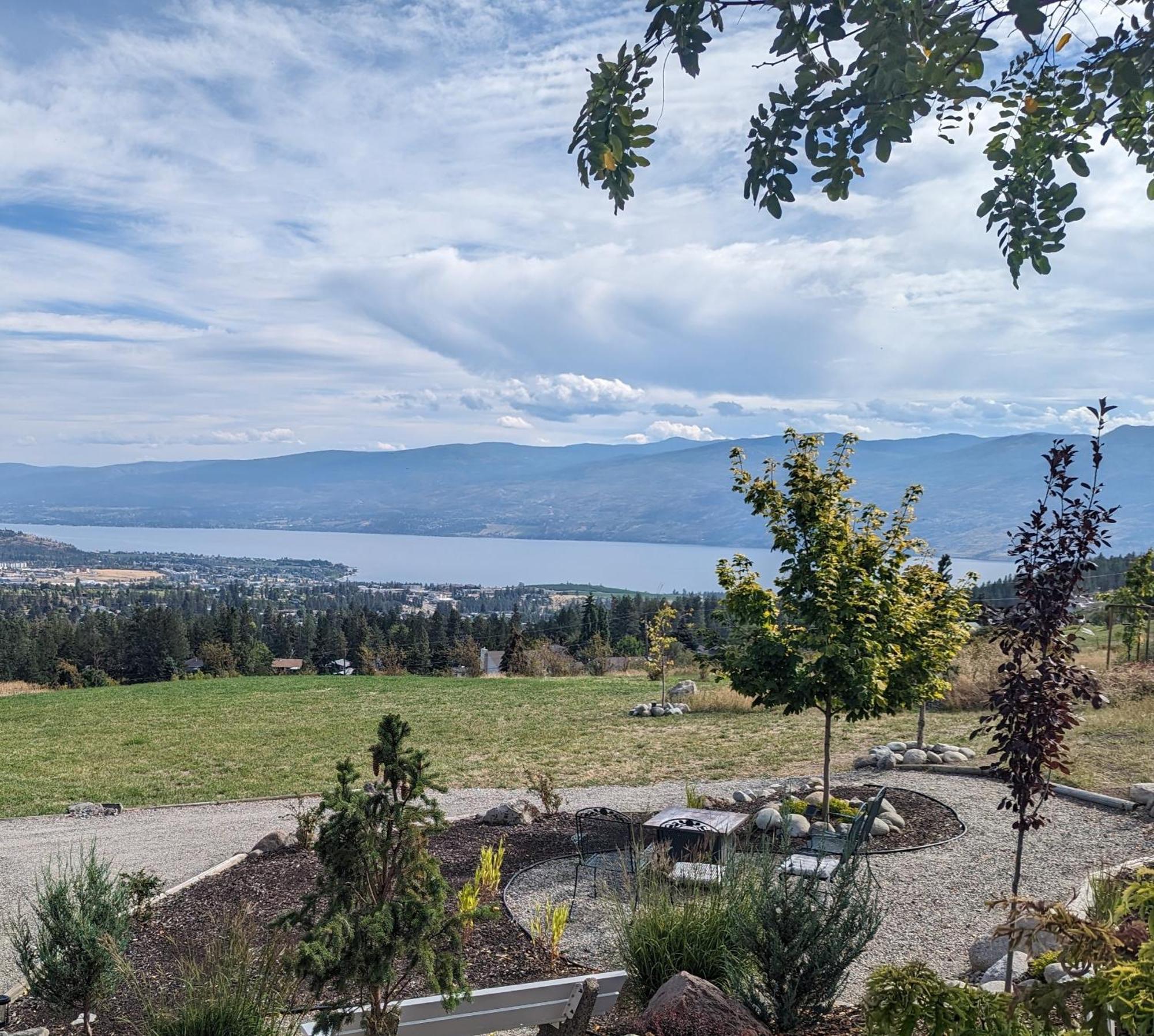 Autumn Lane B&B, Farmhouse Elegance & Stunning Lakeviews West Kelowna Eksteriør billede
