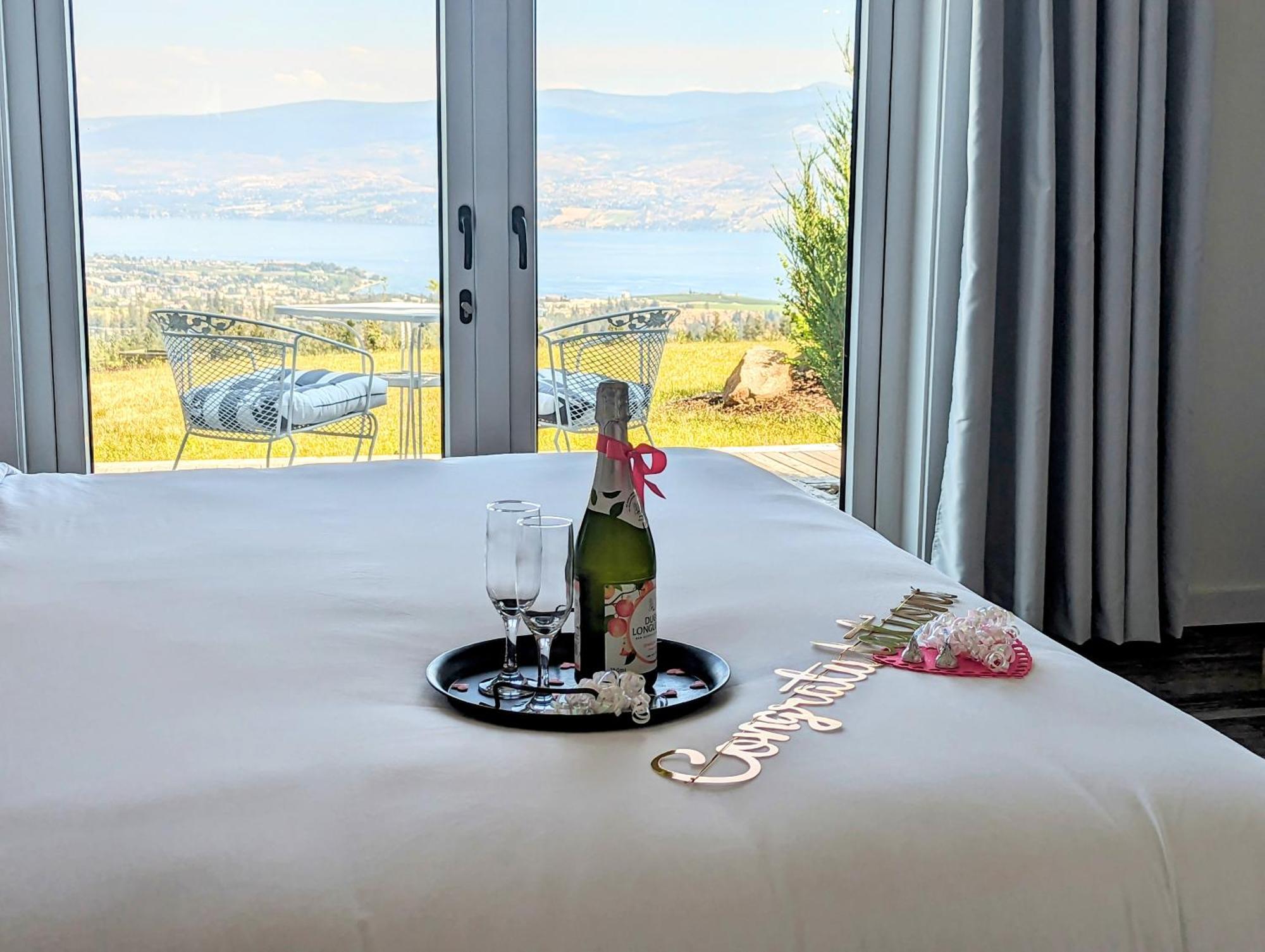 Autumn Lane B&B, Farmhouse Elegance & Stunning Lakeviews West Kelowna Eksteriør billede