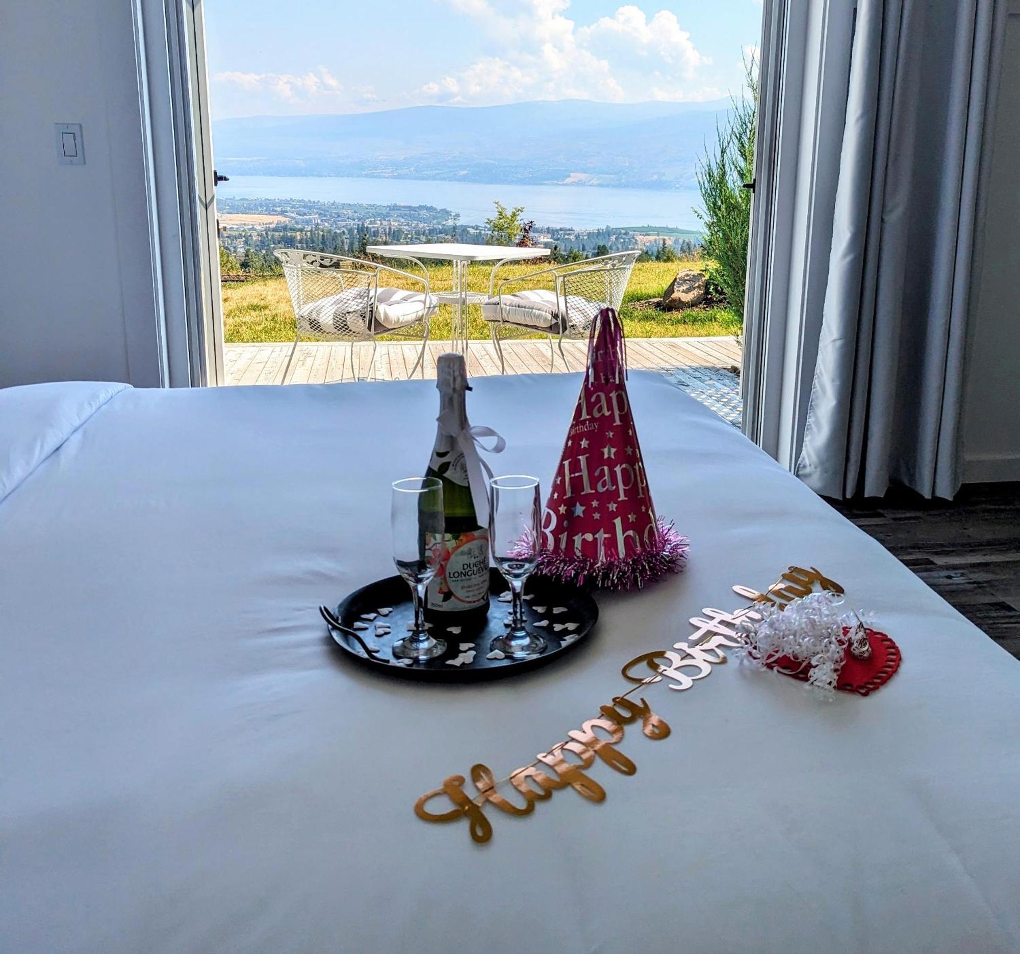 Autumn Lane B&B, Farmhouse Elegance & Stunning Lakeviews West Kelowna Eksteriør billede